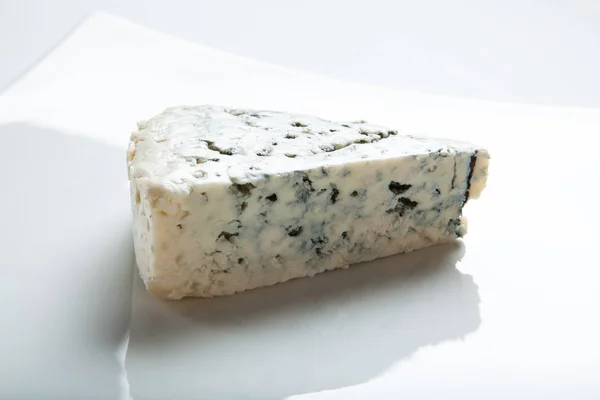 Een stuk van blauwe kaas — Stockfoto