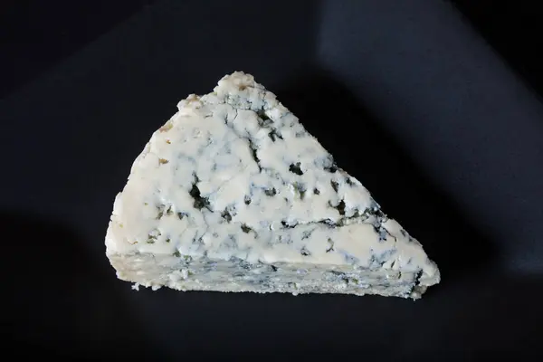 Un trozo de queso azul — Foto de Stock