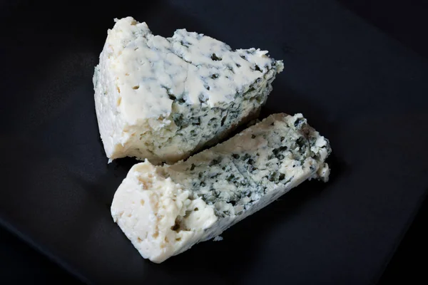 Un trozo de queso azul — Foto de Stock