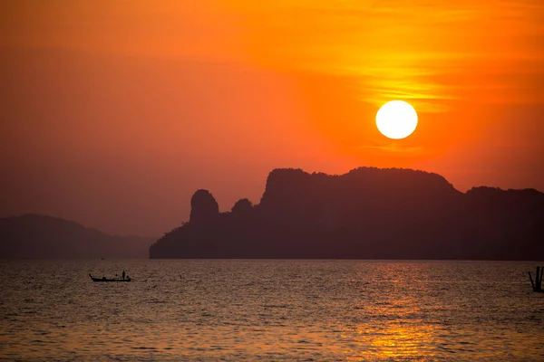 Puesta de sol sobre el mar — Foto de Stock