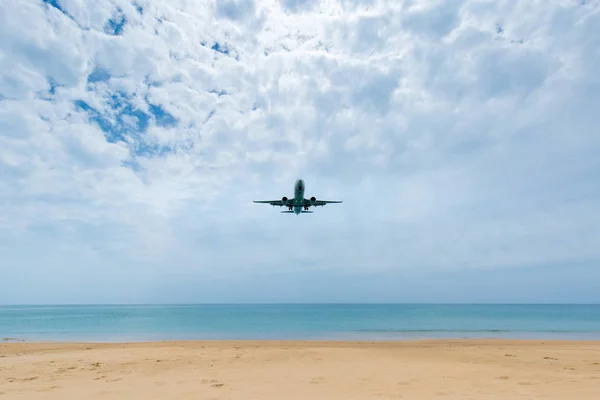 Airplane is landing — Stock Photo, Image
