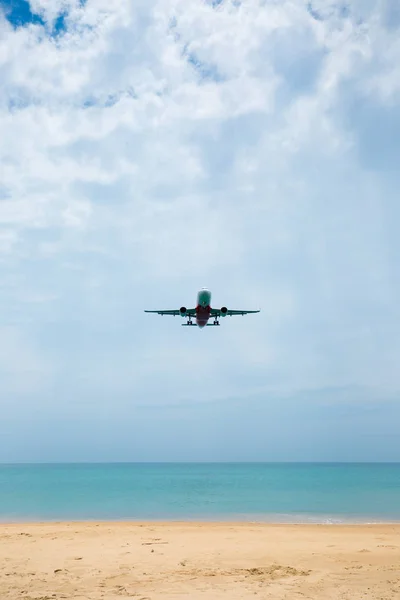 Airplane is landing — Stock Photo, Image