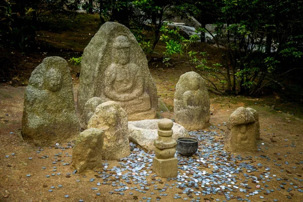 Каменные идолы в японском храме — стоковое фото