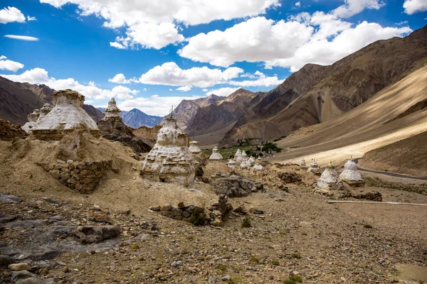 A lot of little stupa on the mountain in Zanskar Valley — Stock Photo, Image