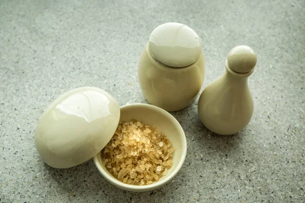 Sól do kąpieli w miski ceramiczne — Zdjęcie stockowe