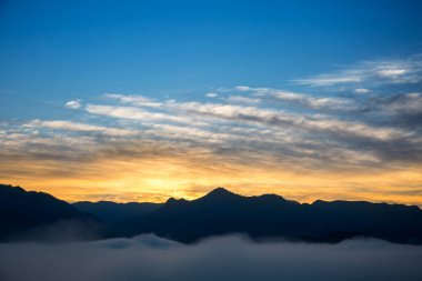 Gün doğmadan dağın üzerinde