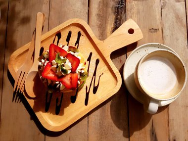 Çilekli krep ve krema.