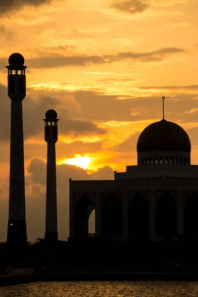 Silhouette de la mosquée centrale — Photo