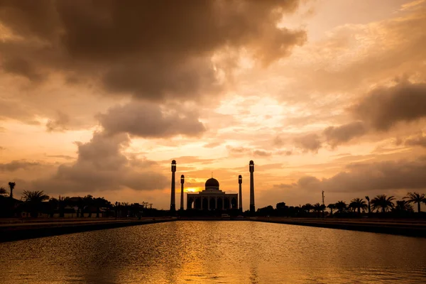 Silhouette de la mosquée centrale — Photo