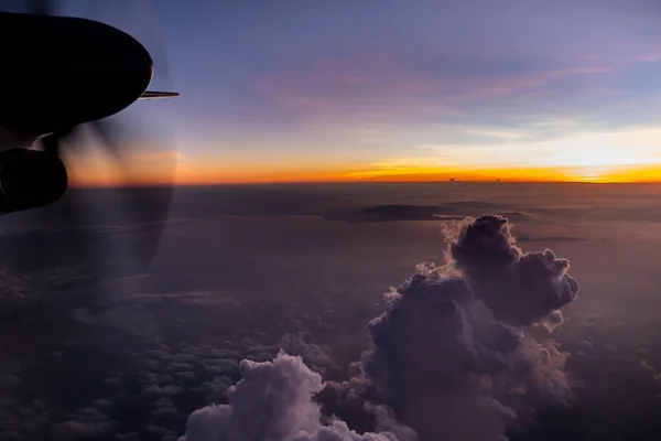 Cloudscape vanuit vliegtuig venster — Stockfoto