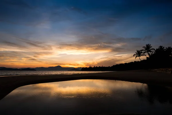 Playa antes del amanecer — Foto de Stock