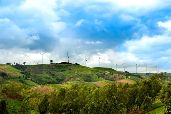 Rüzgar değirmeni tepe üzerinde — Stok fotoğraf