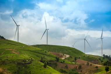 Rüzgar değirmeni tepe üzerinde