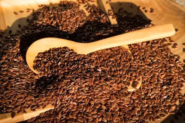 Органические коричневые льняные семечки — стоковое фото