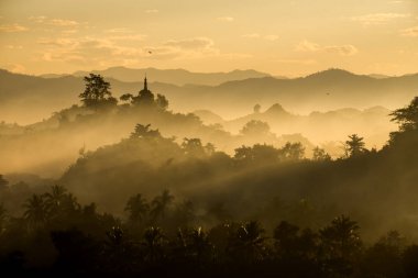 Pagoda Mrauk-u, Myanmar üzerinde sırasında günbatımı.