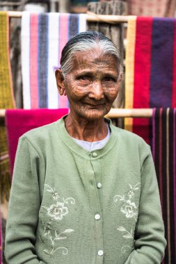 Kyi Chaung, Mrauk U, Rakhine devlet, Myanmar - 3 Ocak 2017: dövmeli yüz çene köyünde yaşlı bir çene kadın.