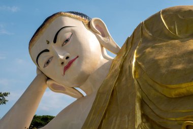Uzanmış Buddha adı Naung Daw Gyi Mya Tha Lyaung Bago, Myanmar.