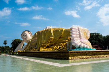 Uzanmış Buddha adı Naung Daw Gyi Mya Tha Lyaung Bago, Myanmar.