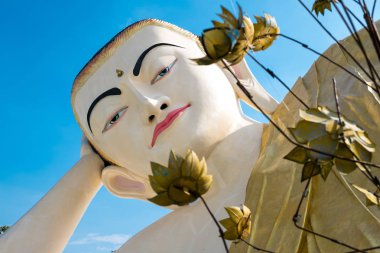 Uzanmış Buddha adı Naung Daw Gyi Mya Tha Lyaung Bago, Myanmar.