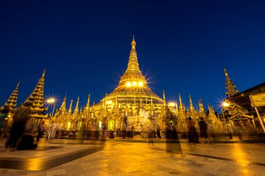Shwedagon golden pagoda geceleri.