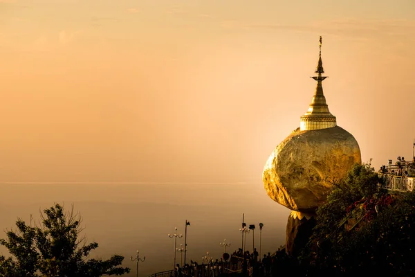 Kyaikto Myanmar November 2016 Kyaiktiyo Golden Rock Pagoda Evening — Stock Photo, Image