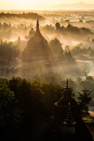 Під Час Заходу Сонця Над Пагода Mrauk Янма — стокове фото