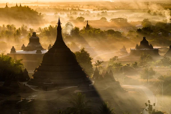 Під Час Заходу Сонця Над Пагода Mrauk Янма — стокове фото