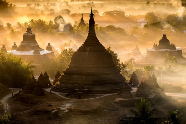 Під Час Заходу Сонця Над Пагода Mrauk Янма — стокове фото