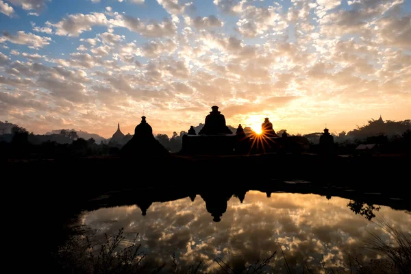 Sunrise Позаду Пагода Mrauk Янма — стокове фото