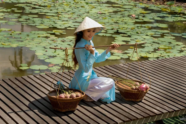 Lotus sepeti ile Vietnam kadın