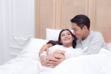 Hamile kadın ve kocası.