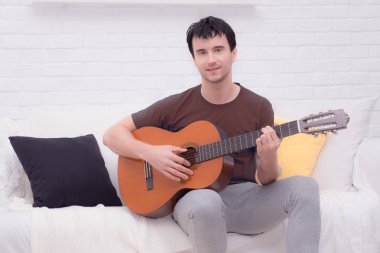 adam gitar ile