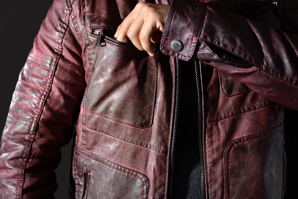 Chaqueta de cuero rojo moderno para los hombres — Foto de Stock