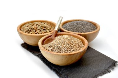 Ahşap kase susam tohumu ile dolu 