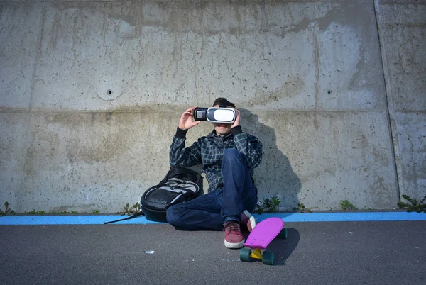 Adolescente brincando com óculos de realidade virtual — Fotografia de Stock