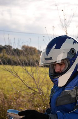 motosiklet kask mavi bir yoldan gidiyor 