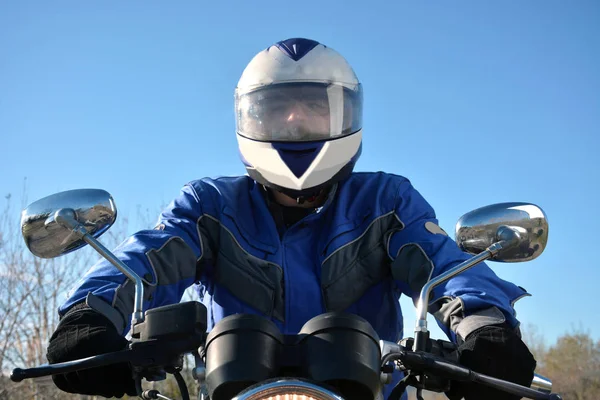 Motociclista con casco blu passando da una strada — Foto Stock