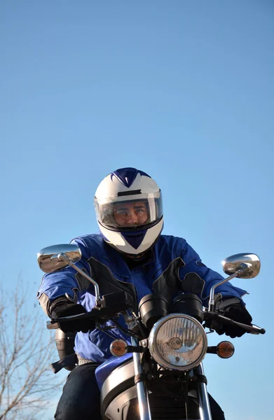 Biker met helm blauw gaan door een weg — Stockfoto