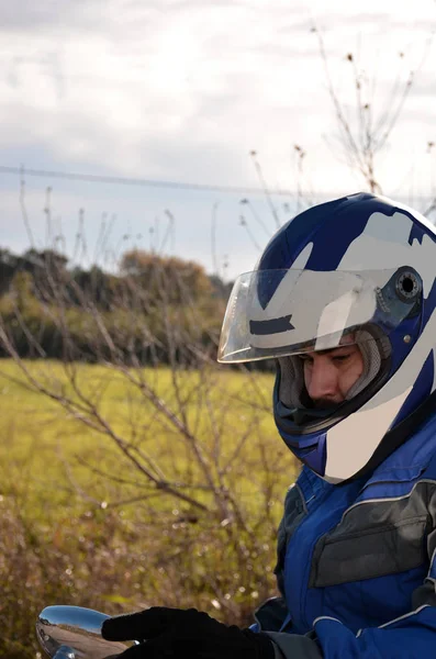 Pengendara motor dengan helm biru akan melalui jalan — Stok Foto