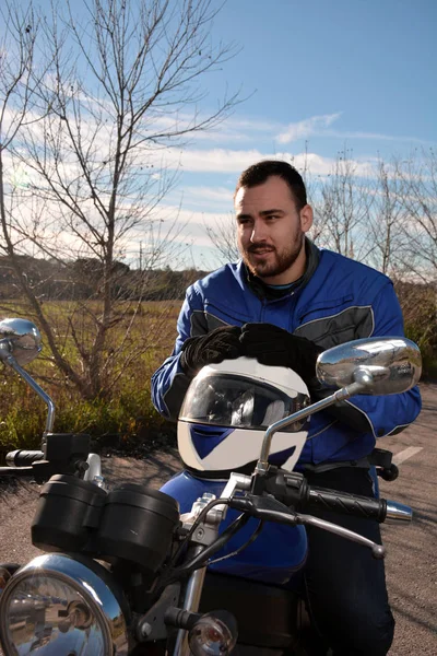 Biker berbicara melalui telepon dengan ponsel pintar — Stok Foto