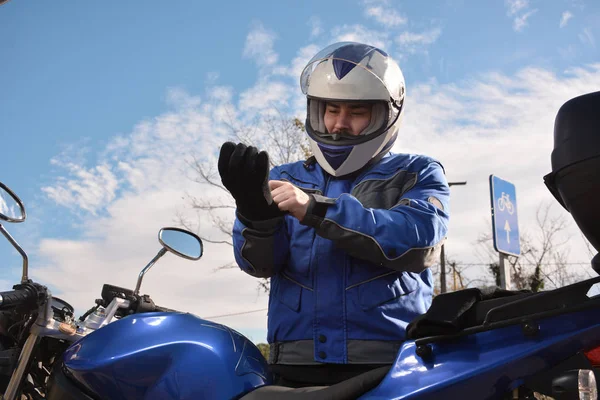 Pengendara motor dengan helm biru akan melalui jalan — Stok Foto