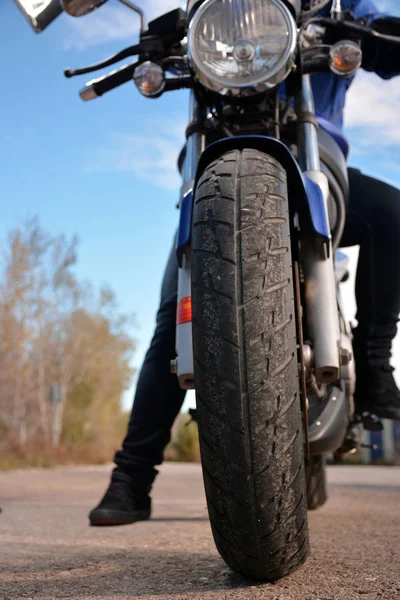 Motorista con casco azul pasando por una carretera —  Fotos de Stock