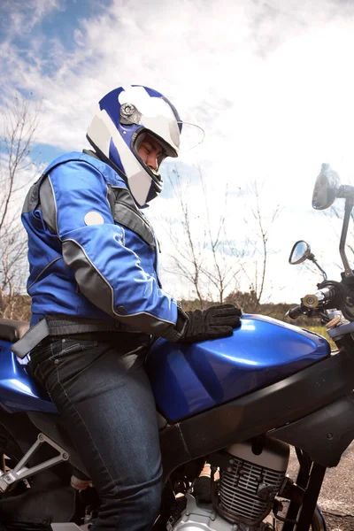 Pengendara motor dengan helm biru akan melalui jalan — Stok Foto