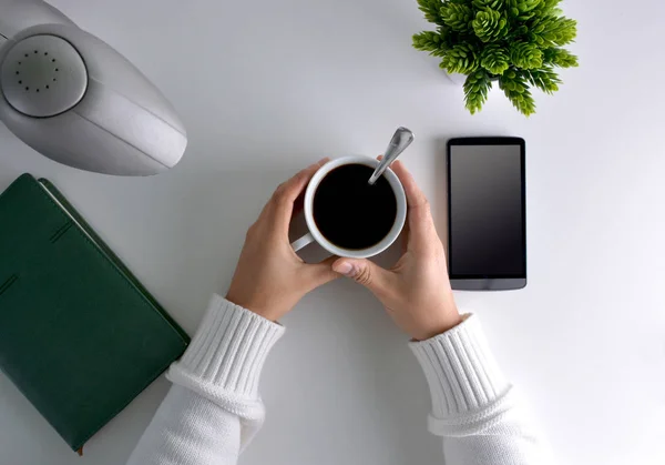 Blick über den Kopf der Person, die per Internet mit dem Smartphone kauft — Stockfoto