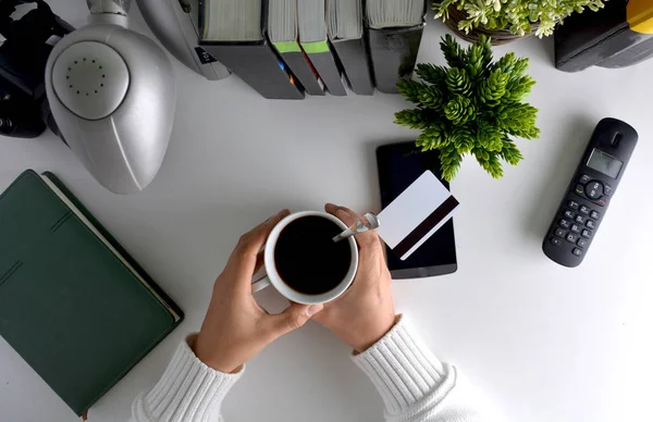 Bekijken van de overhead van de persoon die het kopen via internet met uw smartphone — Stockfoto