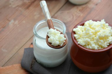 keffir, süt ve yoğurt dolu bardak sıvı 