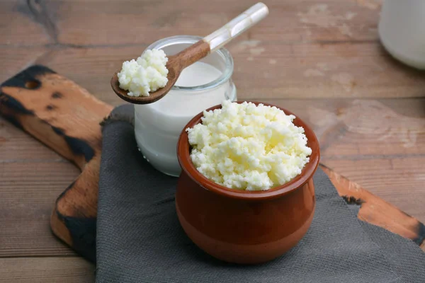 Voll mit Keffir, Milch und Joghurtbechern Flüssigkeit — Stockfoto