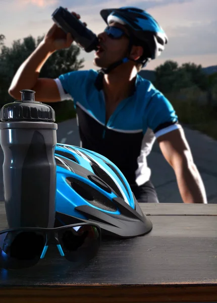 Шлем и солнцезащитные очки велосипедист — стоковое фото