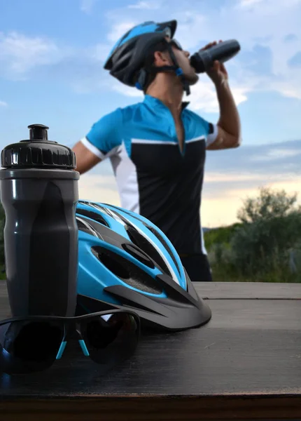 Helm dan kacamata pengendara sepeda — Stok Foto