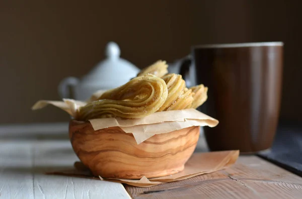 Churros acompanhado de uma xícara de chocolate quente — Fotografia de Stock